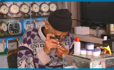 شاهدوا حكاية أقدم مصلح ساعات